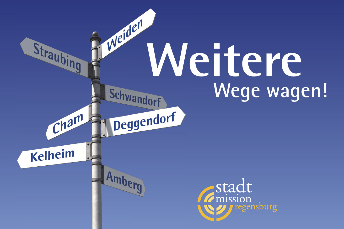 Keyvisual der Stadtmission Regensburg, ein Wegweise mit Ortsnamen und dem Claim "Weitere Wege wagen"