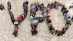 Mitglieder der TYPO3 Community formen den Schriftzug TYPO3