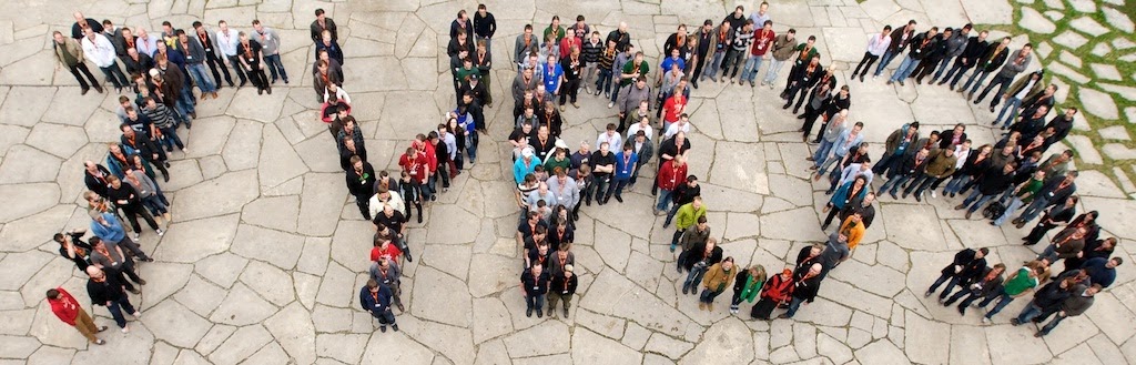 Mitglieder der TYPO3 Community formen den Schriftzug TYPO3